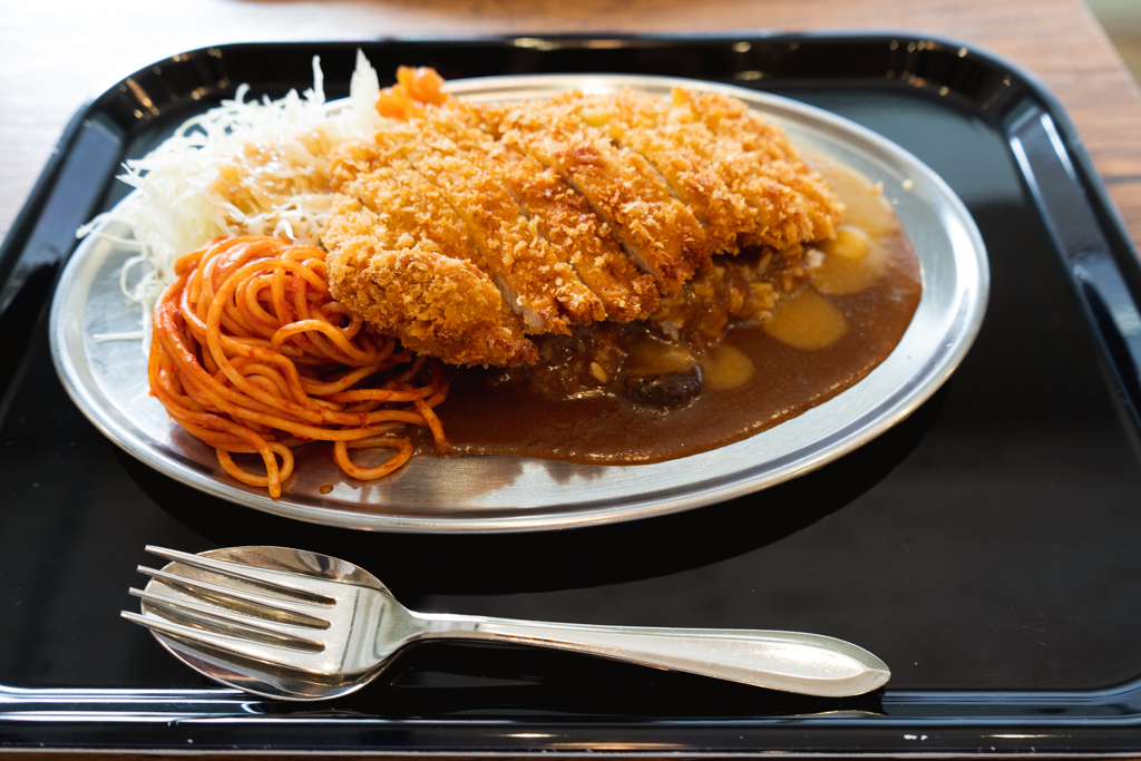 名物・虎のカツカレー あいがけ 小盛