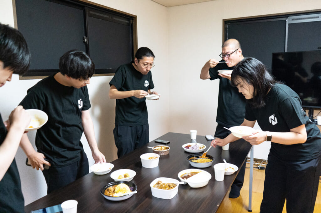 試食する人々