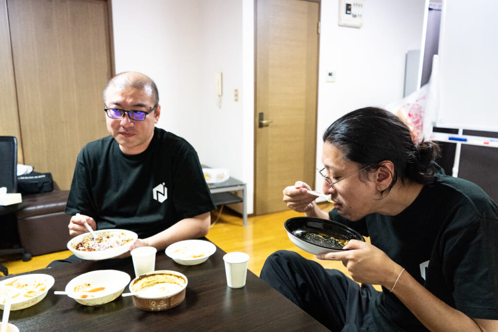 語り合う人々