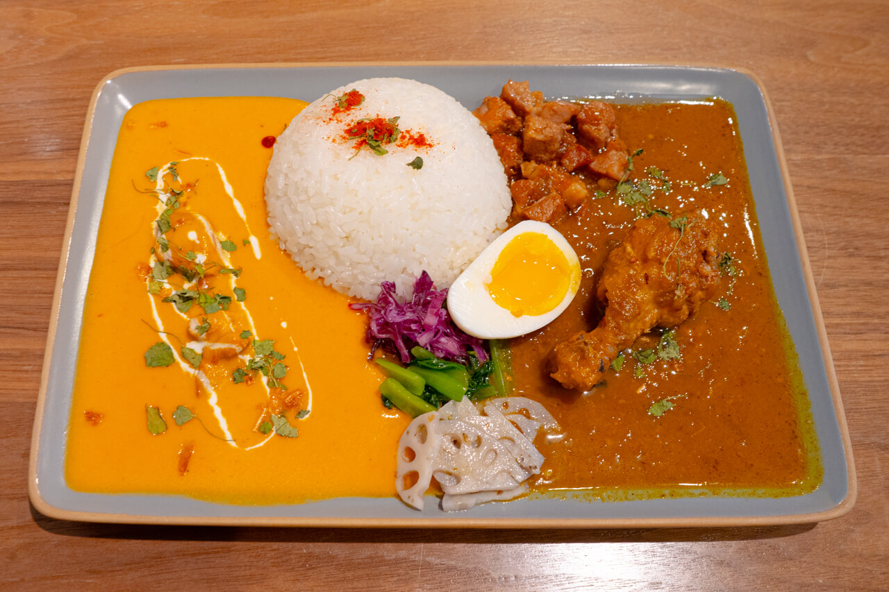 カレー2種(スパイスチキンカレー・バターチキンカレー)
