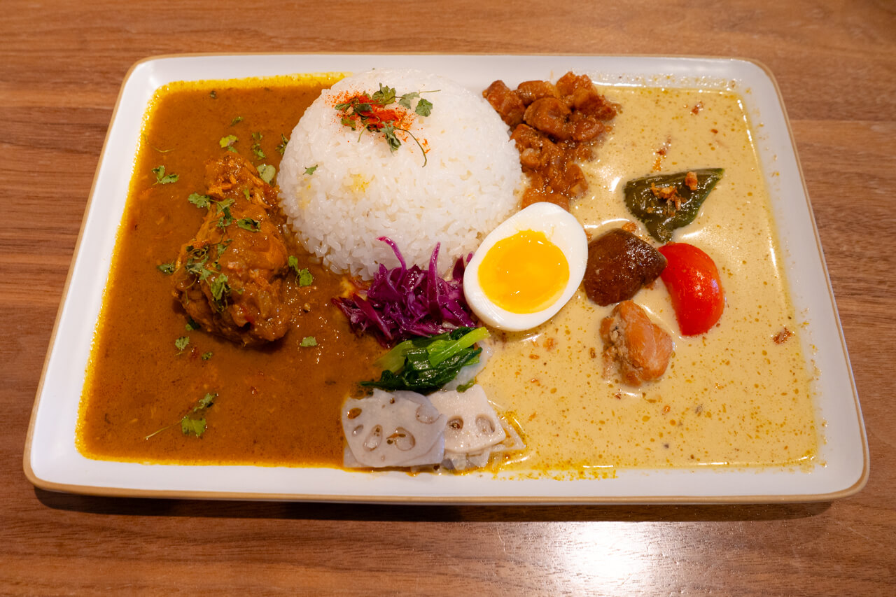 カレー2種(スパイスチキンカレー・グリーンカレー)