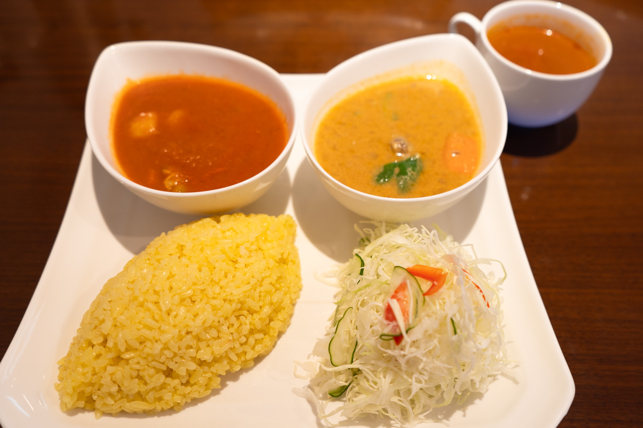 ダブルカレー 骨付きレッグのチキンカレー&シーフードカレー